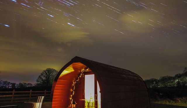 BWTHYN BACH BREFI, romantic, with hot tub in Llanddewi-Brefi