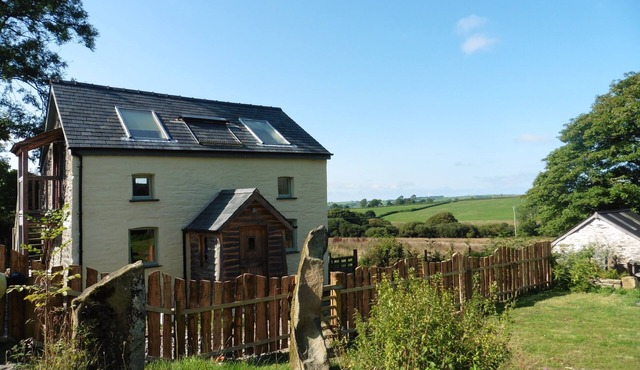 Bwthyn Bran, 1-bed cosy cottage on the edge of the Preseli hills. Pet friendly
