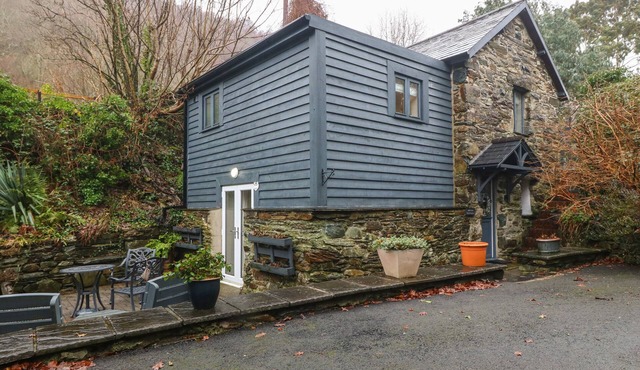 BWTHYN CAERDEON, romantic, character holiday cottage in Barmouth