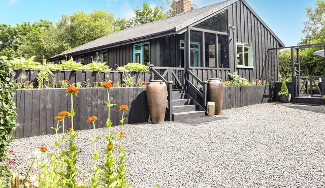 BWTHYN CERRIDWEN, pet friendly, with hot tub in Llanfair Caereinion