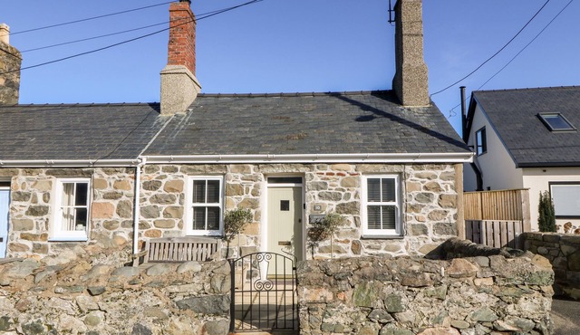 BWTHYN CERRIG MAN (PEBBLE COTTAGE), family friendly in Morfa Nefyn