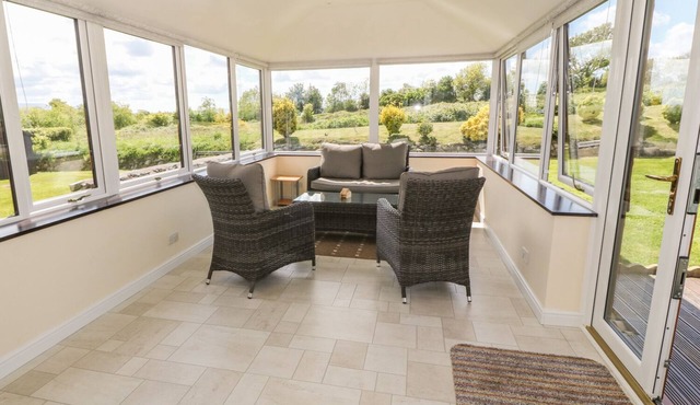 BWTHYN CLYD, family friendly, with a garden in Llanddaniel Fab