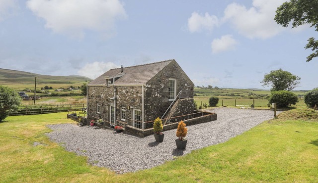 BWTHYN DERWIN FAWR, family friendly, with open fire in Penygroes