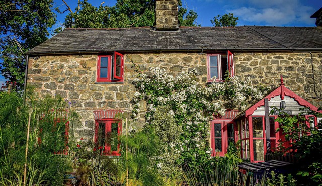 BWTHYN DYFI, pet friendly, character holiday cottage in Cemmaes