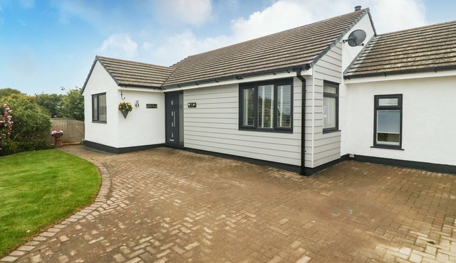 BWTHYN EIRLYS (SNOWDROP COTTAGE), family friendly in Cemaes Bay