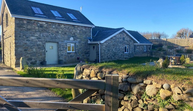 BWTHYN GWENYN YR HAF (SUMMER BEE BARNS), pet friendly in Nefyn
