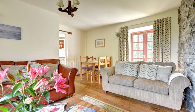 Bwthyn Gwyn - Two Bedroom House, Sleeps 4