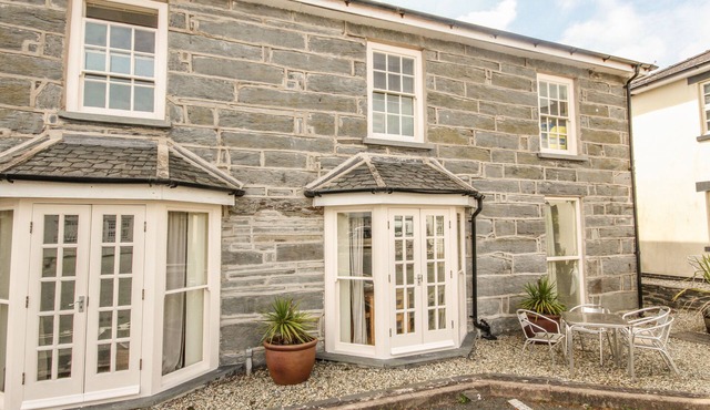 BWTHYN LLECHEN, pet friendly, country holiday cottage in Porthmadog