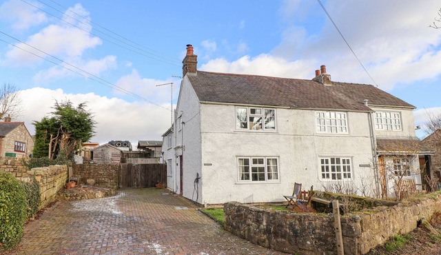 BWTHYN LLWYNCARON, family friendly, with open fire in Llandegla