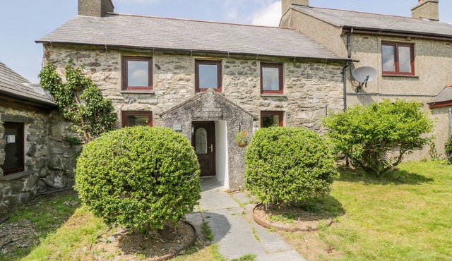 BWTHYN PENNANT, pet friendly, character holiday cottage in Porthmadog