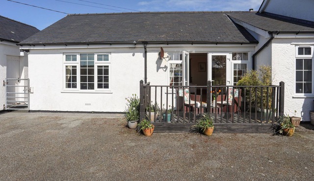 BWTHYN RHOS Y GAER, character holiday cottage in Llanfachraeth