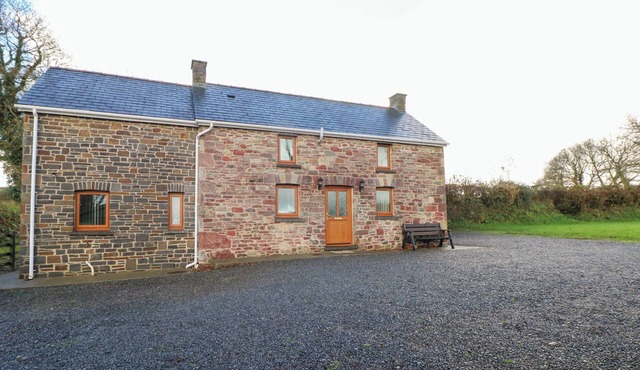 BWTHYN TRECOED, family friendly, with a garden in St Clears