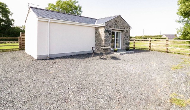 BWTHYN TY MAWR, pet friendly, with a garden in Llanddaniel Fab