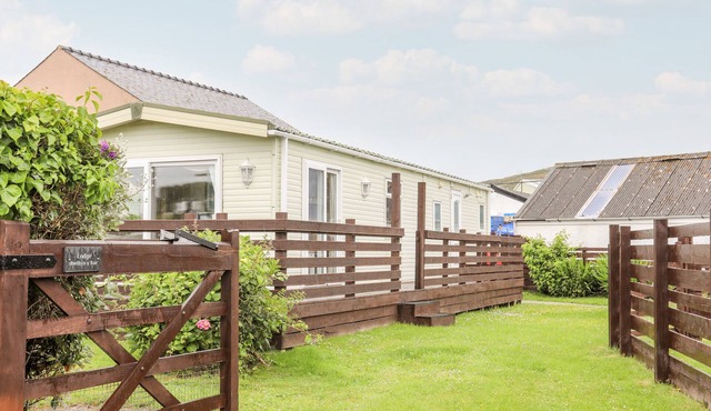 BWTHYN Y BAE LODGE, pet friendly, with a garden in Llanfaethlu