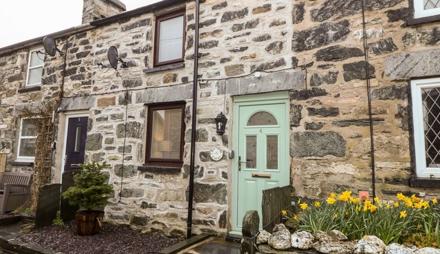BWTHYN Y CWM, pet friendly, with open fire in Penmachno
