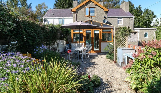 BWTHYN Y FELIN, family friendly, with open fire in Pwllheli