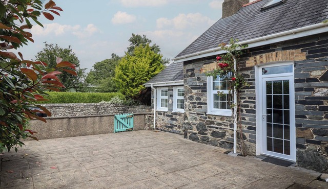 BWTHYN Y GWAS, pet friendly, character holiday cottage in Tywyn