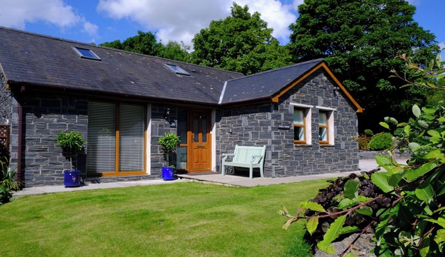 BWTHYN Y GWYNION, pet friendly, country holiday cottage in Gaerwen