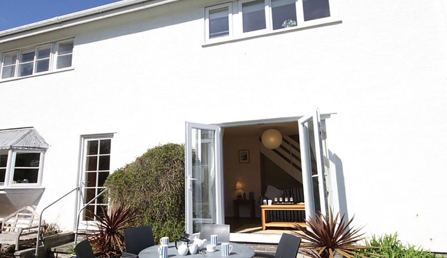 BWTHYN Y MOR, pet friendly, country holiday cottage in Borth-Y-Gest