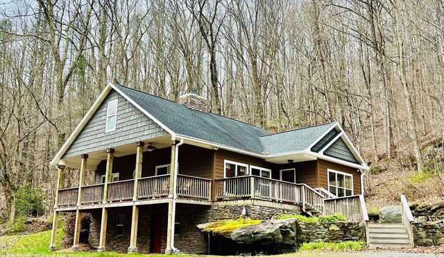 By a Mountain Stream! Creekside Comfort, Hot tub