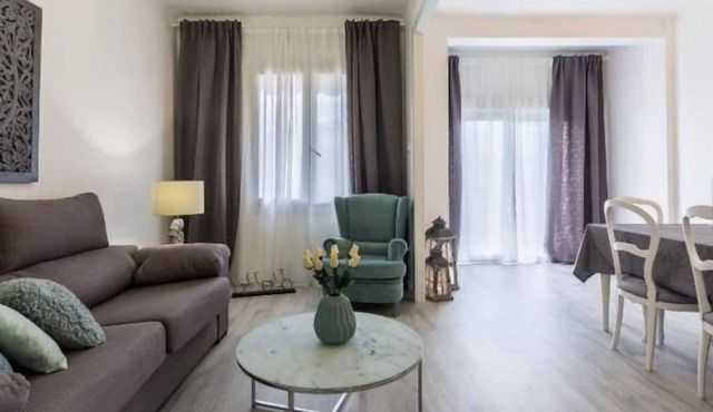 BY DAYS CLOSE TO FCB STADIUM, NICE & CONFORTABLE WITH A FREE PARKING SPACE