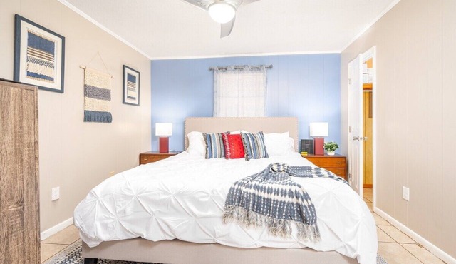 By Downtown | WFH👩‍💻 | 55" TV |King 🛏 | Free🅿️ |Pets✅