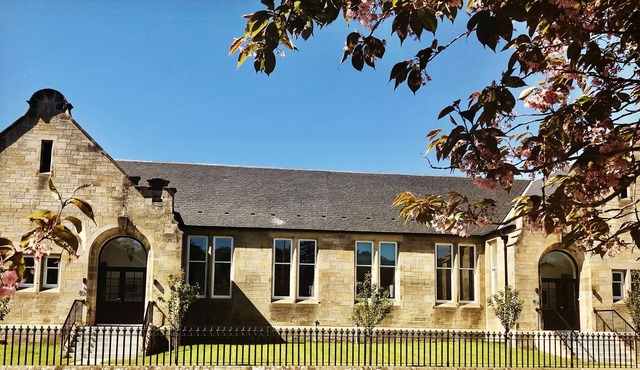 By Loch Leven Heritage Trail. Easy drive to Edinburgh, St. Andrews & Fife.