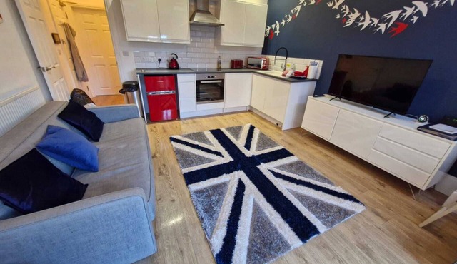 By The Bay Apartment - Mins to Beaches , Margate Old Town & Private Parking