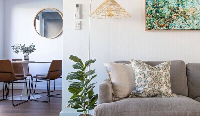 By the Bay Batehaven: King, Queen, 2 x Singles