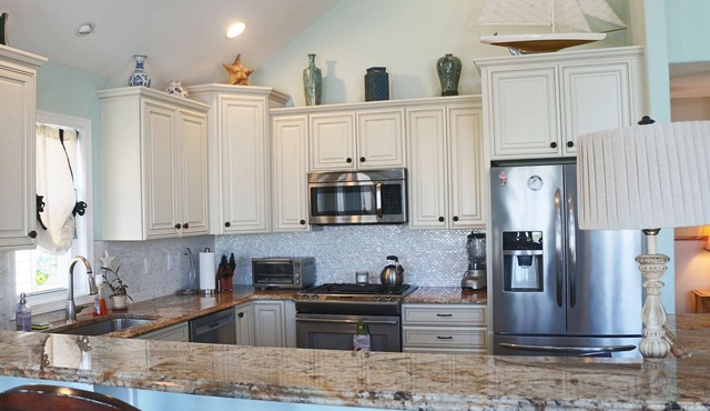 By the Bay Beautiful and Quiet 4 Bedroom Shore House with Fenced In Back Yard