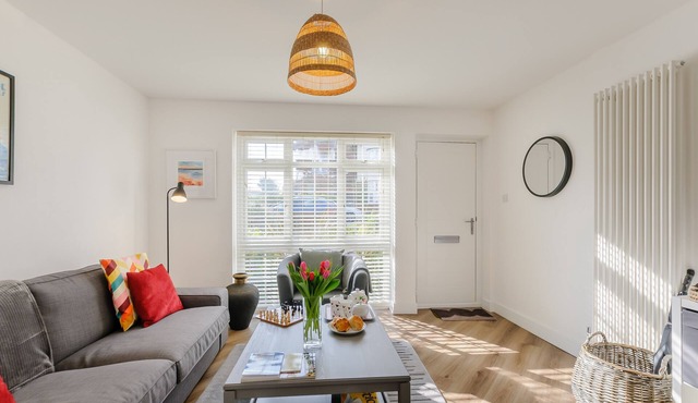 By The Bay - Three Bedroom House, Sleeps 6