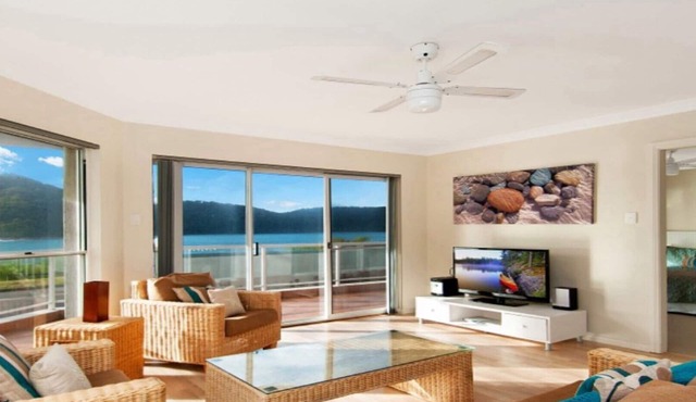 BY THE BEACH - WATERFRONT ETTALONG BEACH