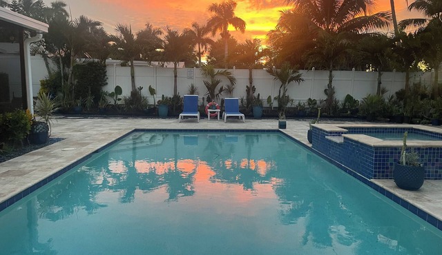 BY THE BEACH WITH A POOL! PRIVATE GUEST STUDIO APT. WITH A FULL KITCHEN & BATH!