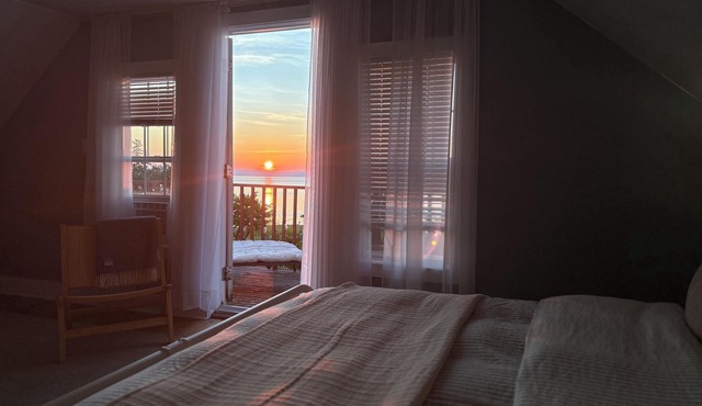 “By the C” seaside stay on the Bay of Fundy: hot tub & sauna