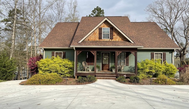 By the Lake Lodge. 4 Bedroom/4 Bath.Enjoy fun on the lake.