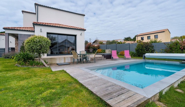 'By the Pool' with Jacuzzi, Walk to Beach, Sleeps 8