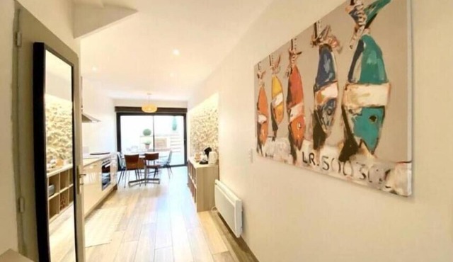 By the ramparts, house with pool & stunning view, guesthouse La Trivala