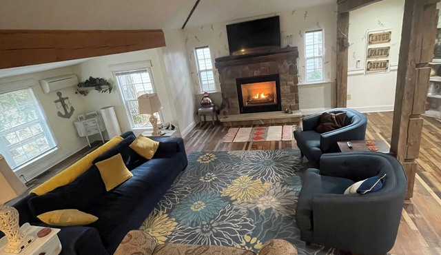 By The Rivers Edge.remodeled cozy cottage