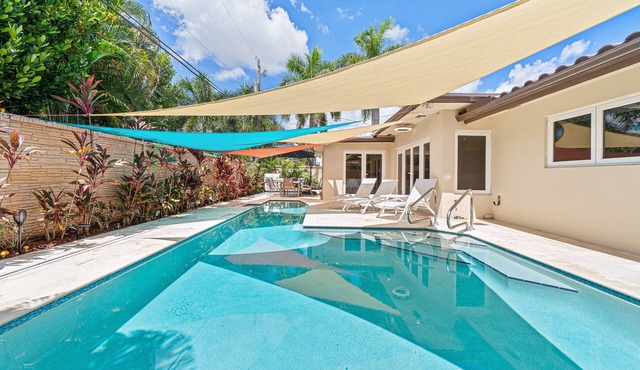 BY THE SEA VACATION VILLAS 4 BED PRIVATE POOL/STEPS TO BEACH gated community