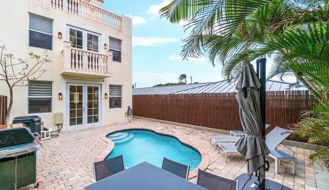 BY THE SEA VACATION VILLAS 4 BED/PRIVATE POOL/STEPS TO THE BEACH