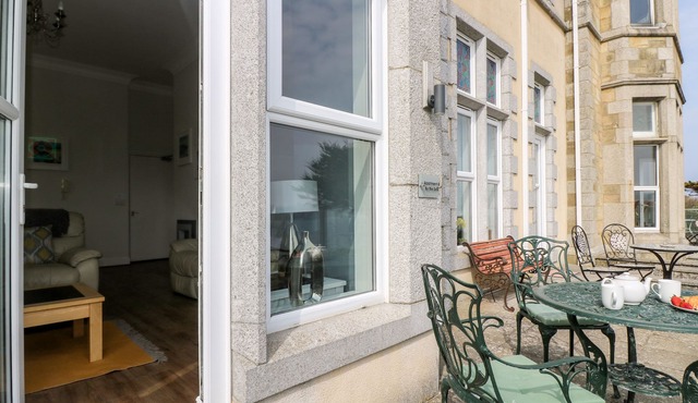 BY THE SEA, pet friendly, country holiday cottage in Newquay