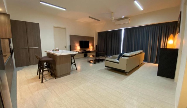 By The Sea Side Seaview and Mountain View 252