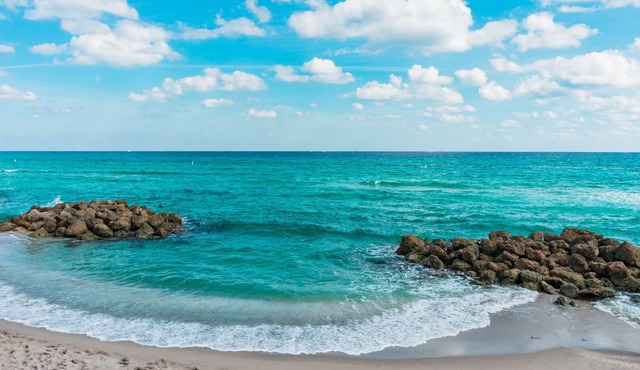 BY THE SEA VACATION VILLAS 2 BED/POOL/TWO BLOCKS TO BEACH/DESIGNER FURNISHED