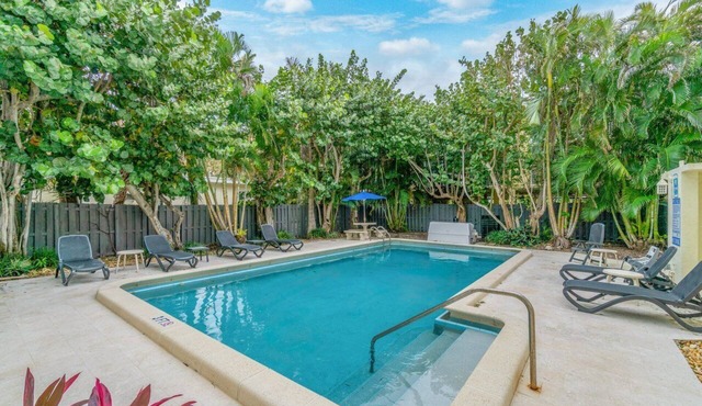 BY THE SEA VACATION VILLAS 2 BED/POOL/TWO BLOCKS TO BEACH/PRIVATE DECK