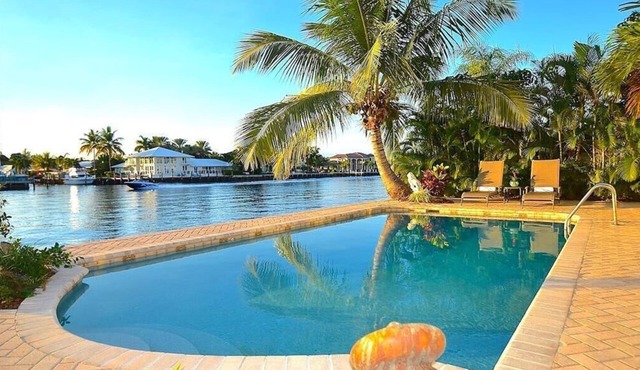 BY THE SEA VACATION VILLAS 3 BED WATERFRONT/POOL Exclusive Bermuda Riviera location