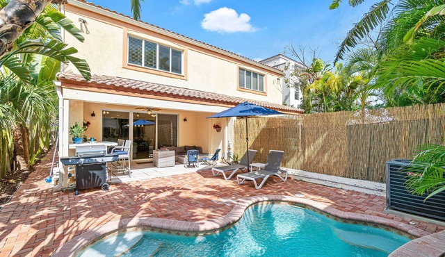 BY THE SEA VACATION VILLAS- VILLA RENZA 3 BED/TWO BLOCKS TO BCH PRIVATE POOL