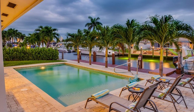 BY THE SEA VACATION VILLAS 3 BED WATERFRONT/POOL/1 MILE TO BEACH