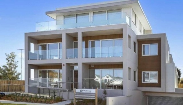 By the sea - walk to OG village shopping and restaurants