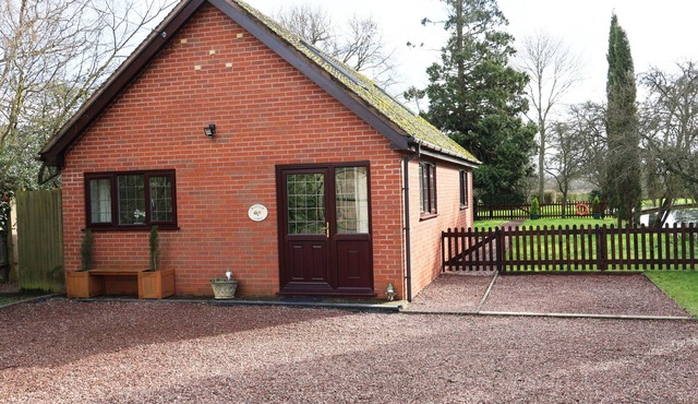 BYEFIELD LODGE, pet friendly, character holiday cottage in Welland