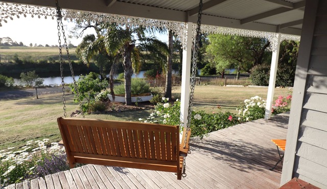 Bylands Cottage. Historic home with Tambo River views